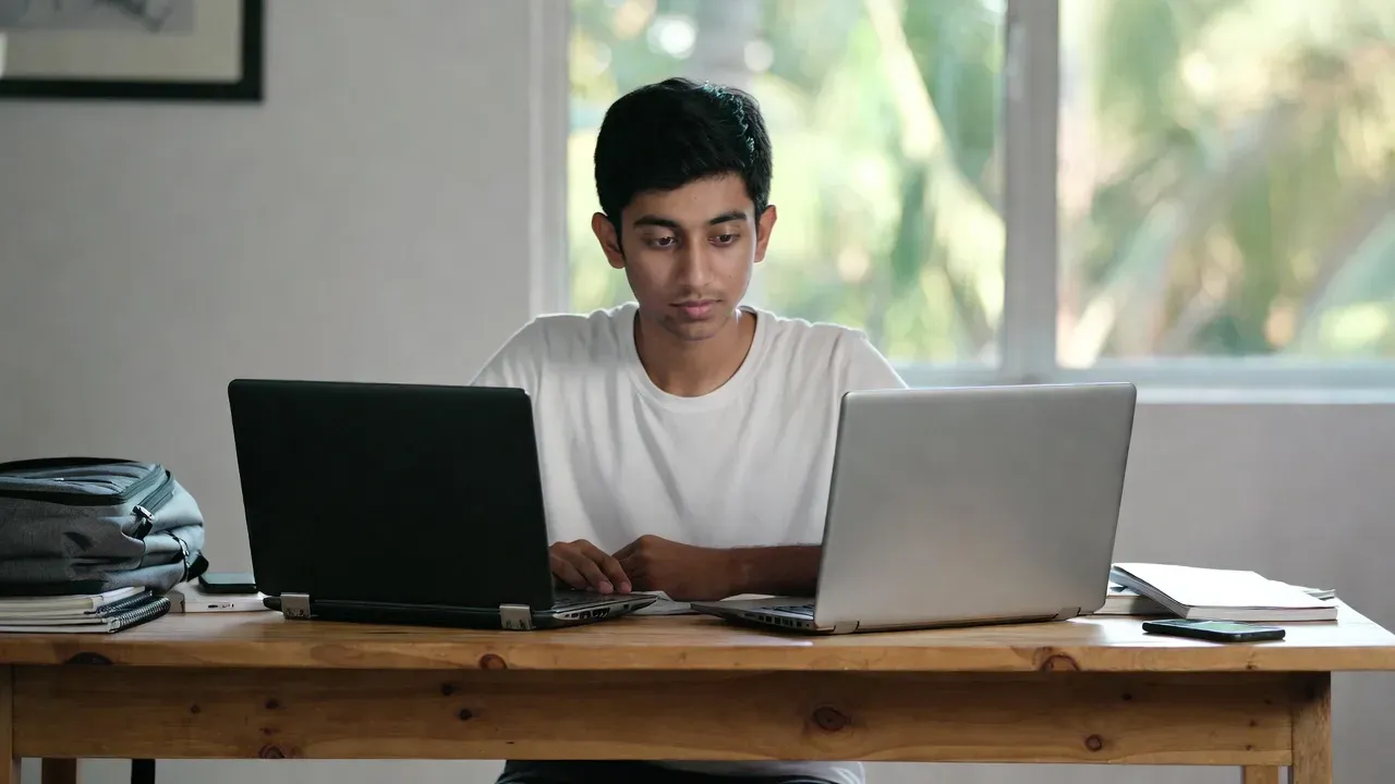 Should You Buy a 14-Inch or 15.6-Inch Laptop? Honest Comparison for Sri Lankan Students
